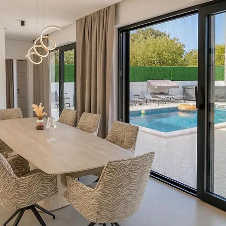 Gorgeous In With Private Swimming Pool, Be Inside Or Outside Hébergement de vacances