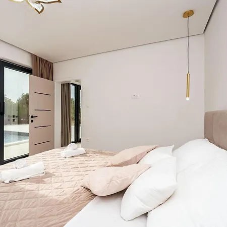 Gorgeous In With Private Swimming Pool, Be Inside Or Outside Hébergement de vacances Pridraga