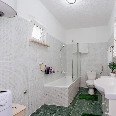 Gorgeous In With Private Swimming Pool, Be Inside Or Outside