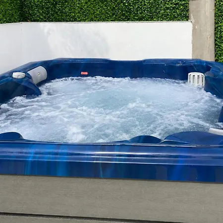 Gorgeous In With Private Swimming Pool, Be Inside Or Outside Hébergement de vacances *