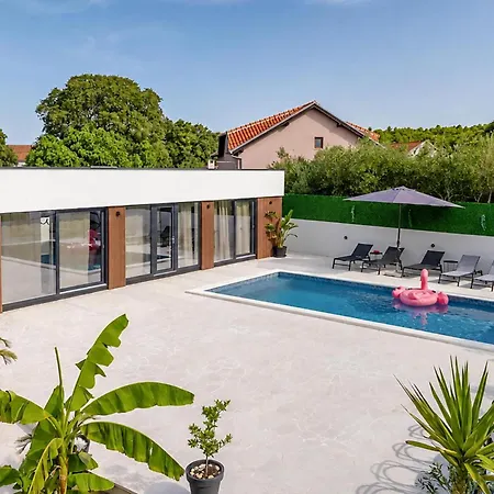 Gorgeous In With Private Swimming Pool, Be Inside Or Outside Hébergement de vacances *
