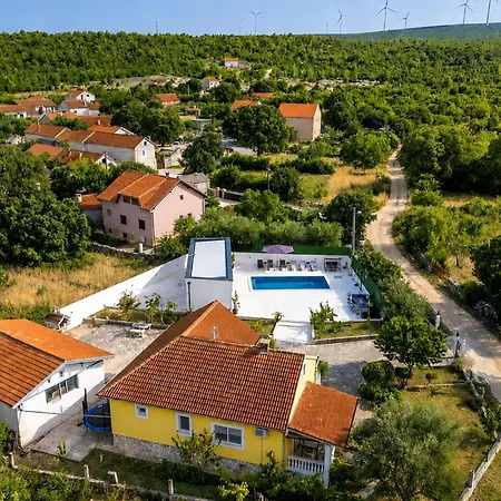 Gorgeous In With Private Swimming Pool, Be Inside Or Outside Hébergement de vacances