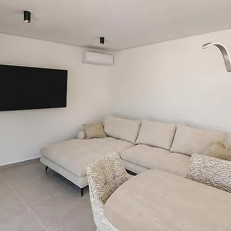 Gorgeous In With Private Swimming Pool, Be Inside Or Outside Pridraga