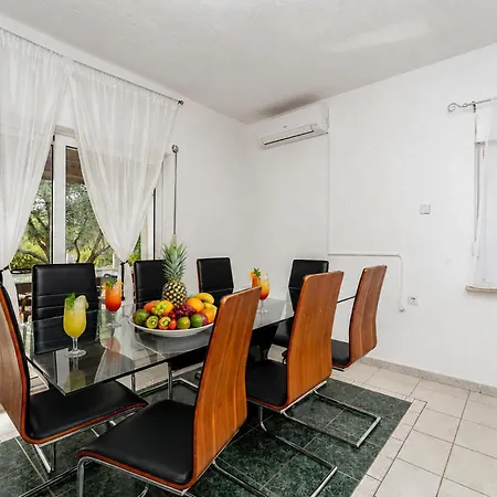 Gorgeous In With Private Swimming Pool, Be Inside Or Outside Hébergement de vacances *